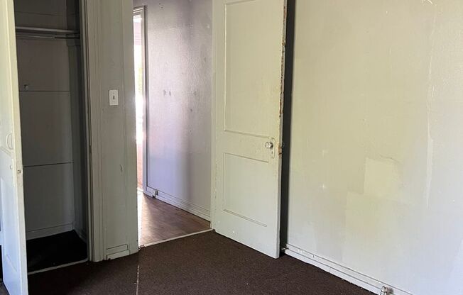 3 beds, 1 bath, $700