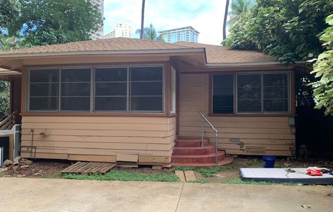 Waikiki Area - 3 bedrooms, 1 bath house - Avail now.