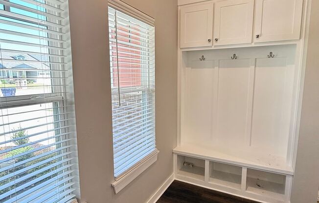 Large 2 Bed, 2 Bath in Beautiful Well Maintained Neighborhood