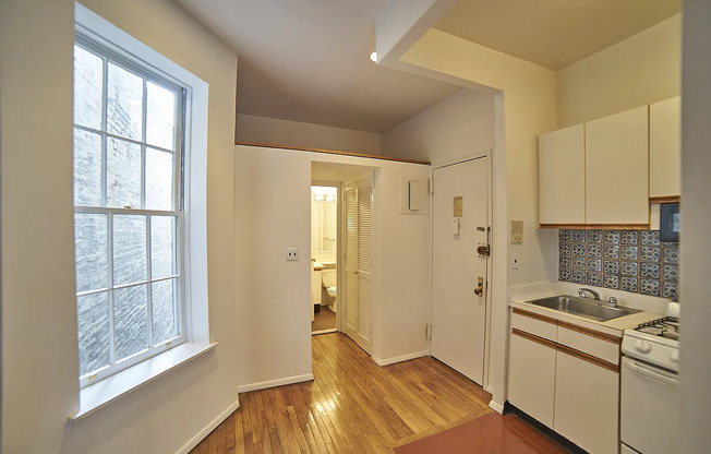 Studio, 1 bath, $2,450, Unit 4RE