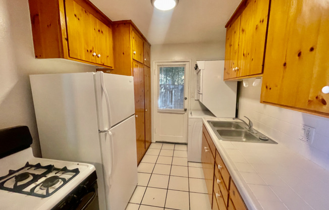 Spacious 2 Bedroom/1 Bathroom in Burbank! MOVE IN READY!