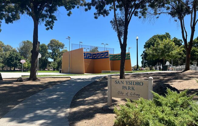 2 beds, 1.5 baths, $2,600