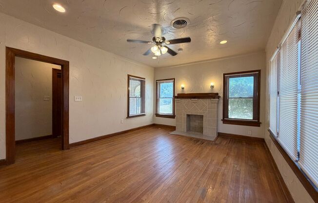 AVAILABLE NOW 3 BED 2 BATH HOME IN FORT WORTH