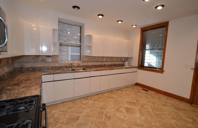 4118 N ASHLAND AVE