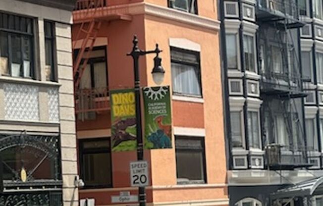 Epic REA- Spacious Flexible Plan 2 BR/1 BA Flat in the Heart of The City