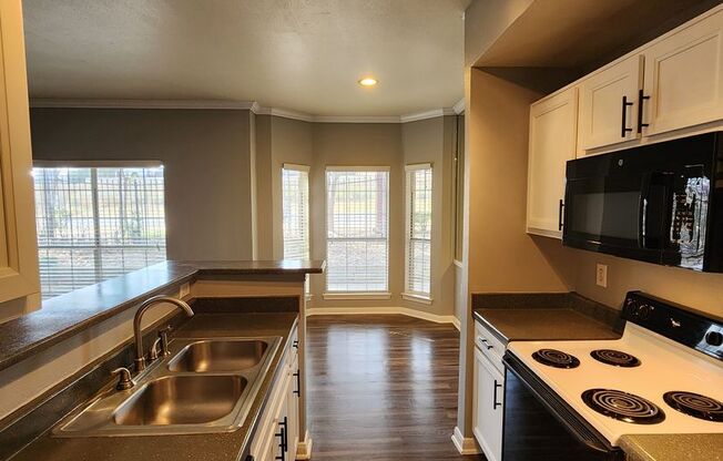 2 beds, 2 baths, 1,002 sqft, $1,725, Unit 305-u