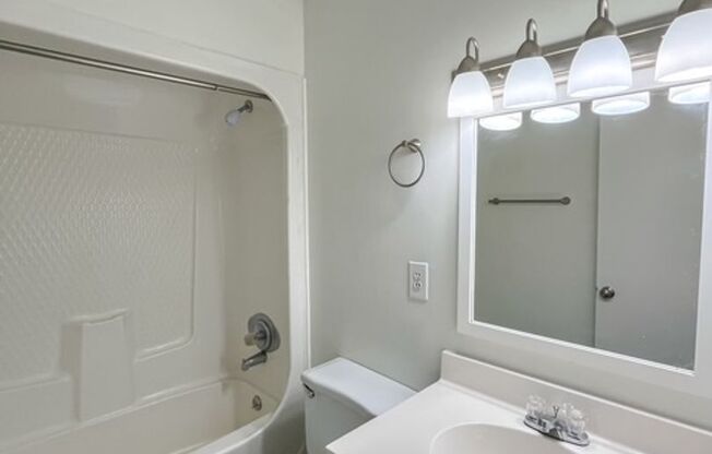 2 beds, 1 bath, 800 sqft, $1,115, Unit L2