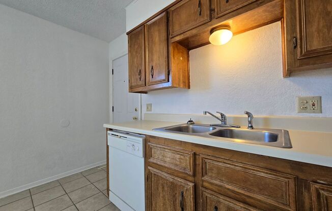 2 beds, 1 bath, $895, Unit 501 Northern Dove Lane - Unit C