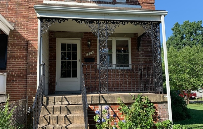 Sunny 2BR, 1BA End Unit with Large Yard in Prime Lynnhaven Location