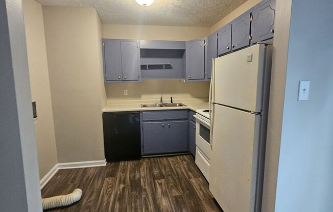 2 beds, 1 bath, 850 sqft, $975, Unit RW542