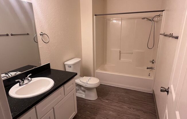 2 beds, 1 bath, 875 sqft, $1,350, Unit 127-40