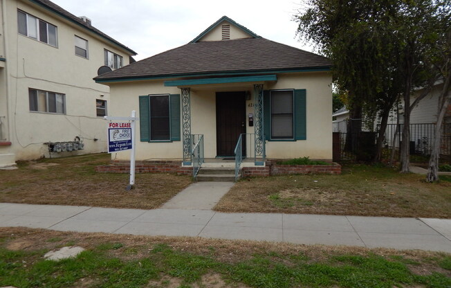 ((( CUTE 2 BEDROOM 1 BATH SINGLE FAMILY HOME!!! )))  **((RESERVED))**