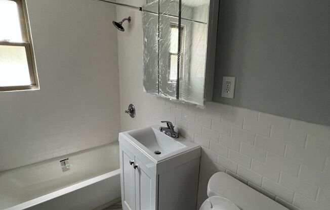 2 beds, 1 bath, 825 sqft, $2,500, Unit F221A