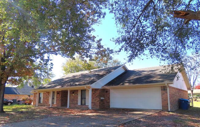 Whitehouse ISD! Spacious 3 Bedroom, 2 Bath Home