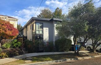 Beautifully Remodeled 2nd Floor Unit near downtown Martinez...