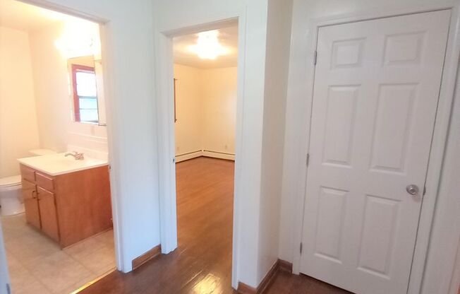 2 beds, 1 bath, 903 sqft, $1,250, Unit B-4