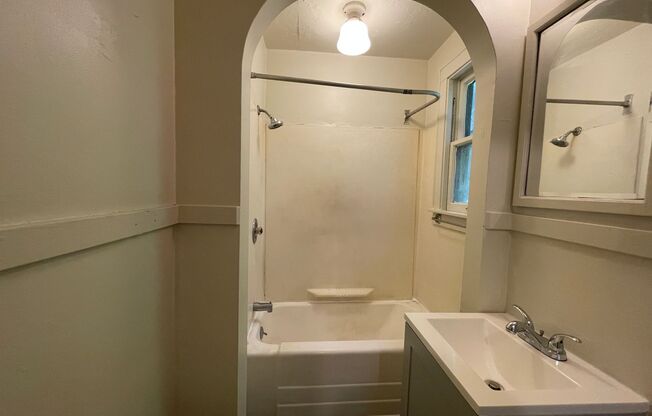 2 beds, 1 bath, $850, Unit 1408 Douglas Ave Unit 1