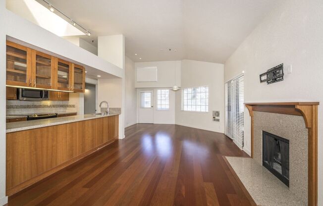 Light and Bright 2 Bed, 2 Bath Condo in Downtown Palo Alto!