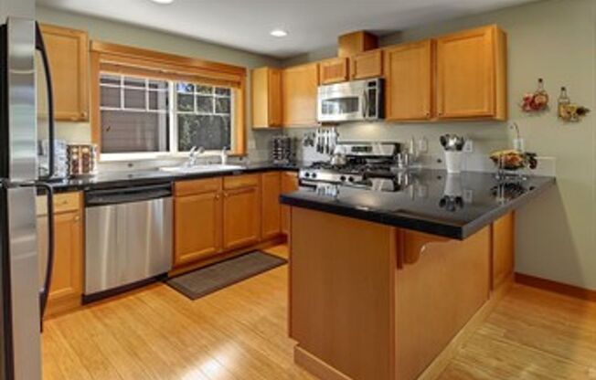 2-bedroom, 2.5-bathroom Licton Springs Townhome!