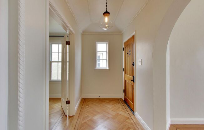 Lakeside 3 Bedroom / 3 Bathroom Single Family Home with In-Unit Laundry & Garage Parking Included