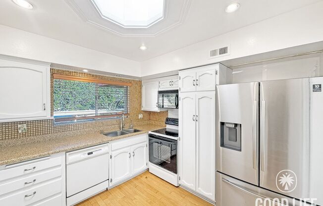 Spacious 2B/2BA condo available in San Carlos!