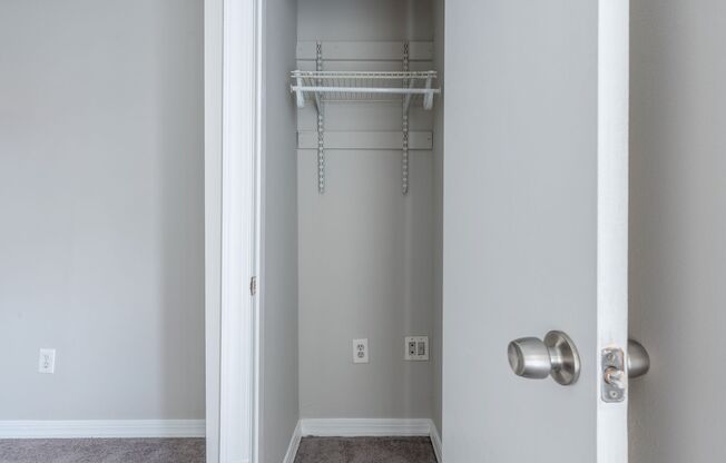 3 beds, 1 bath, 1,000 sqft, $1,995, Unit 1422-E