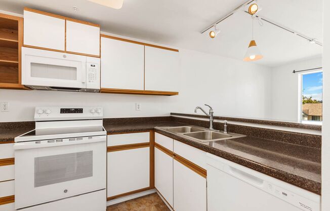 Prime Location Near Lake Washington – Updated 2 Bedroom Condo!