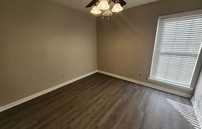 2 beds, 1 bath, 880 sqft, $775, Unit 109 Barton Street #08