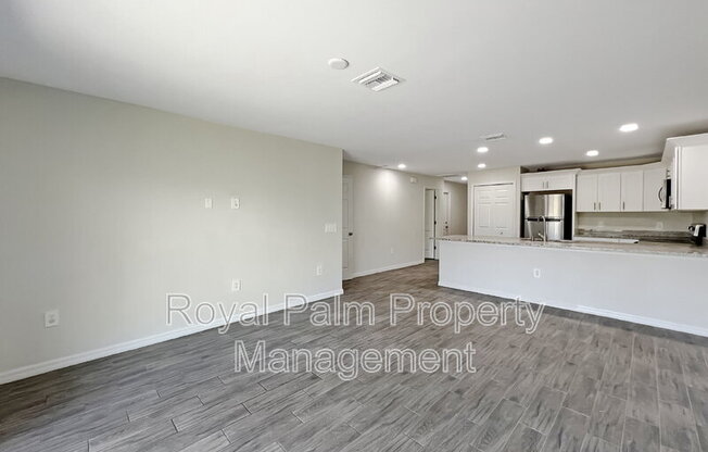 1304 W 12 ST