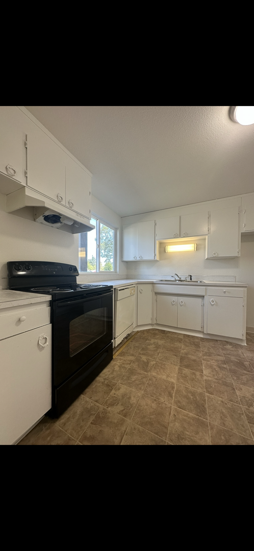 2 beds, 1.5 baths, 975 sqft, $1,650