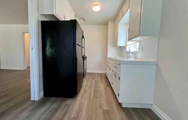 Move in Ready! 1 Bedroom Apartment in North Park! Walkable to the Main Heart of NP! Shared Garage and Shared Laundry!