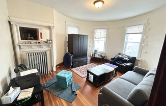 3 beds, 1 bath, $2,500, Unit 3