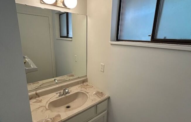 3 beds, 1.5 baths, $1,900, Unit 1171