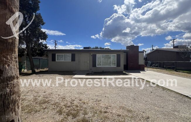 Cute & Cozy 2 Bedroom 1 Bathroom with Guest House in Hesperia!!!!!