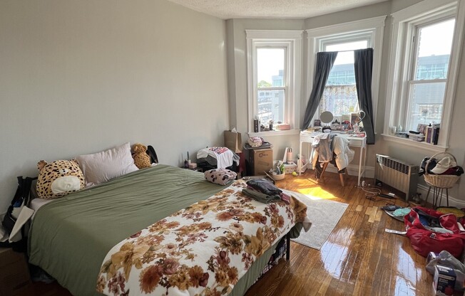 2 beds, 1 bath, $3,000, Unit 20