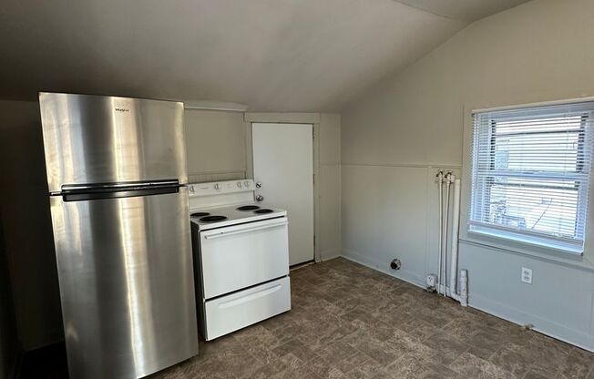 1 bed, 1 bath, $825, Unit 914 Roberts St