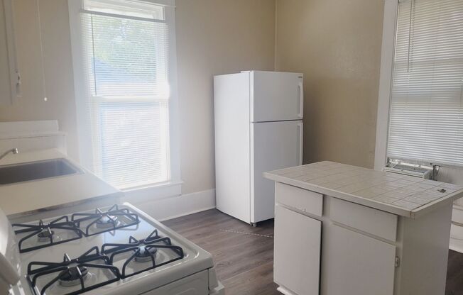 1 bed, 1 bath, $695, Unit 241 Post Ave Apt 4