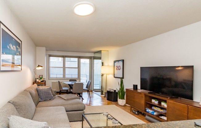 1 bed, 1 bath, 700 sqft, $3,400, Unit 9B