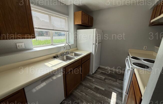 $895 - 2 bed 1.5 bath beautiful bi-level apartment