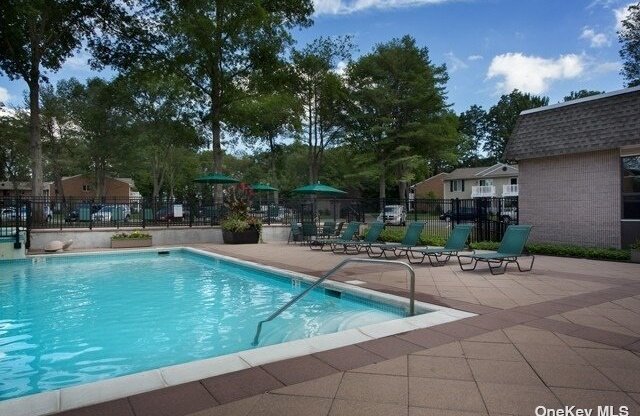 45 COUNTRY CLUB DR