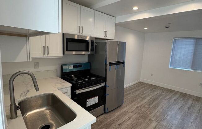 $1,295 - Charming Remodeled Studio in the Historic District of Long Beach!