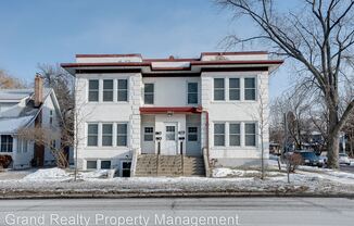 352 Cretin Avenue N