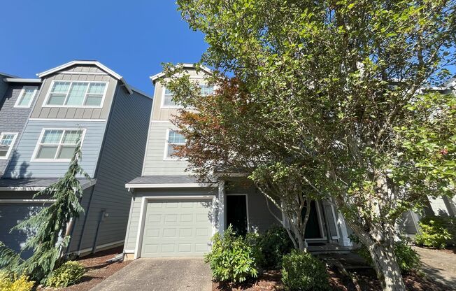 Beautiful 3 Bed, 3 Bath House in Tigard! Fenced Backyard, Large Deck and Kitchen!!