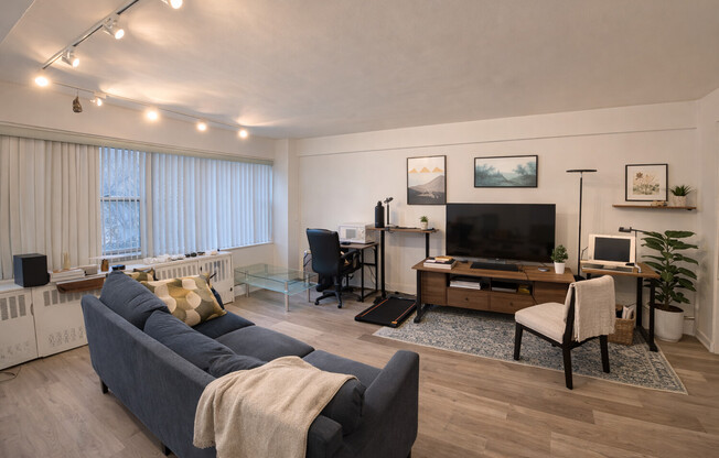1 bed, 1 bath, $4,200, Unit 4J