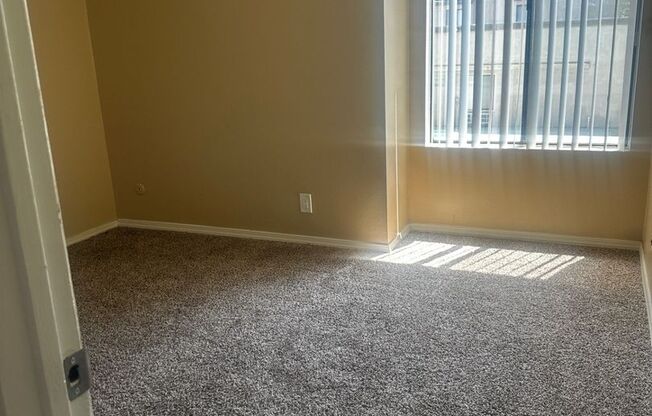 2 beds, 1 bath, 860 sqft, $1,475