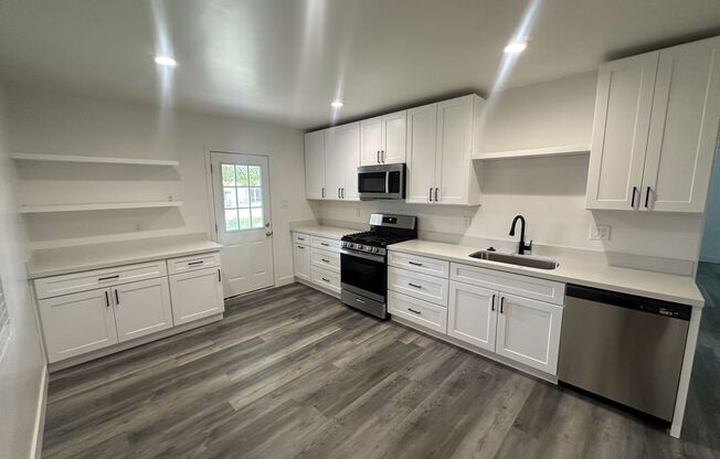 2024 REMODELED HOME !!!  2 BEDROOM / 1 BATHROOM, READY FOR IMMEDIATE MOVE-IN !!