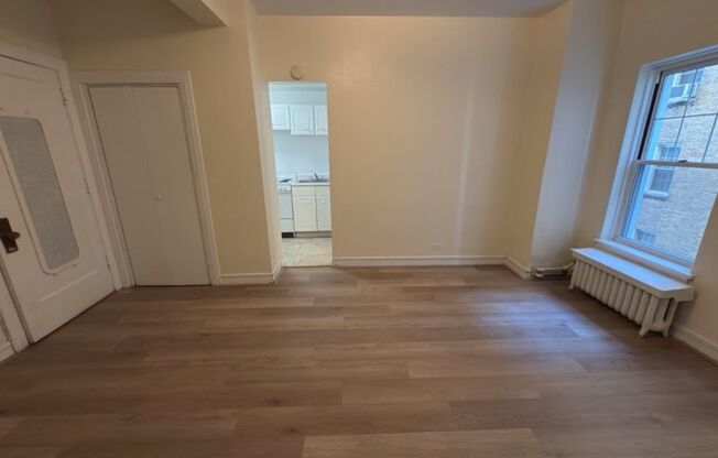 Studio, 1 bath, 323 sqft, $1,175, Unit Old King Edward 331