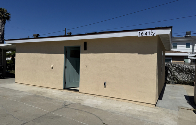 1641 1/2 W 255 ST
