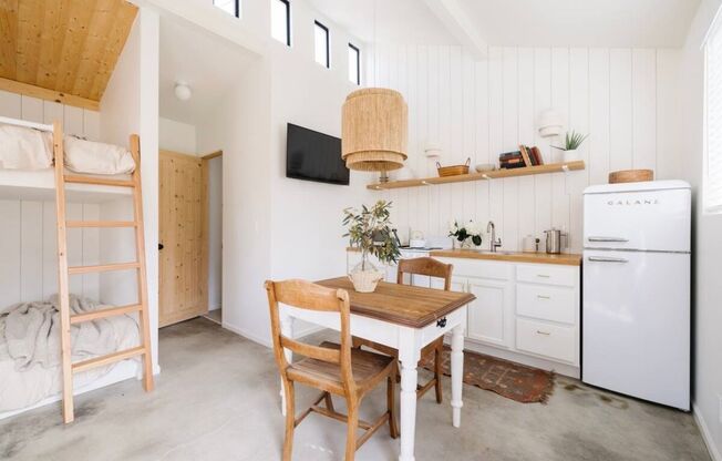 Fully furnished studio apartment in the North End! | 3-6 month leases available!!