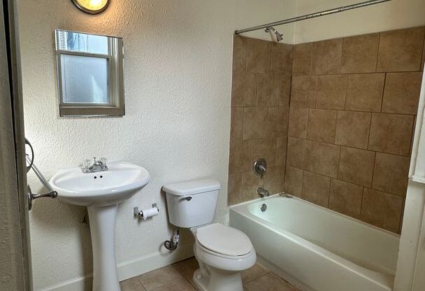 1 bed, 1 bath, $950, Unit Apt. 4